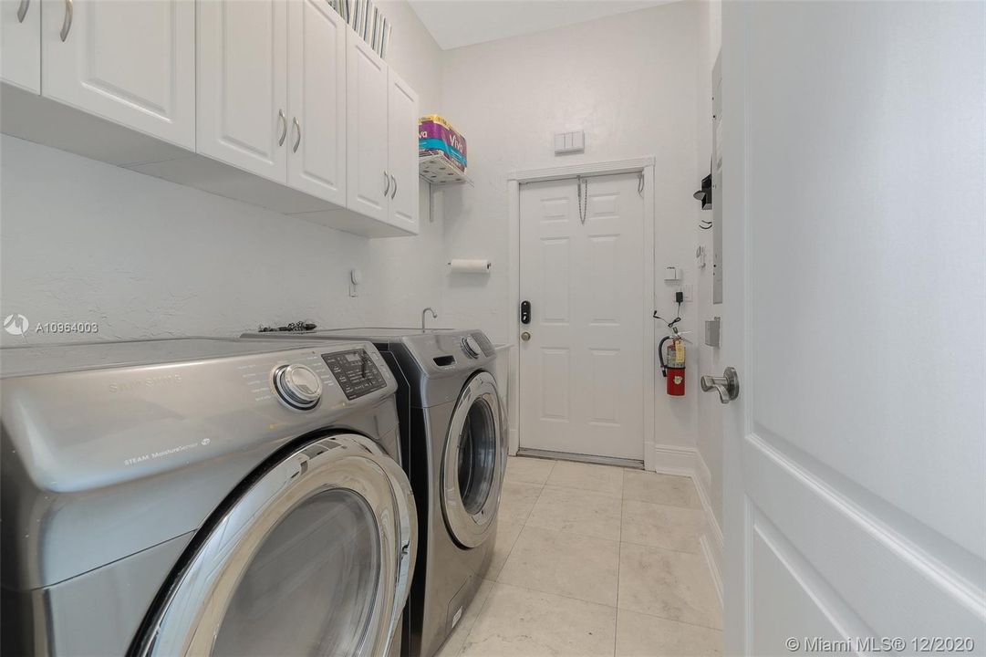 Недавно продано: $2,385,000 (6 спален, 4 ванн, 5755 Квадратных фут)