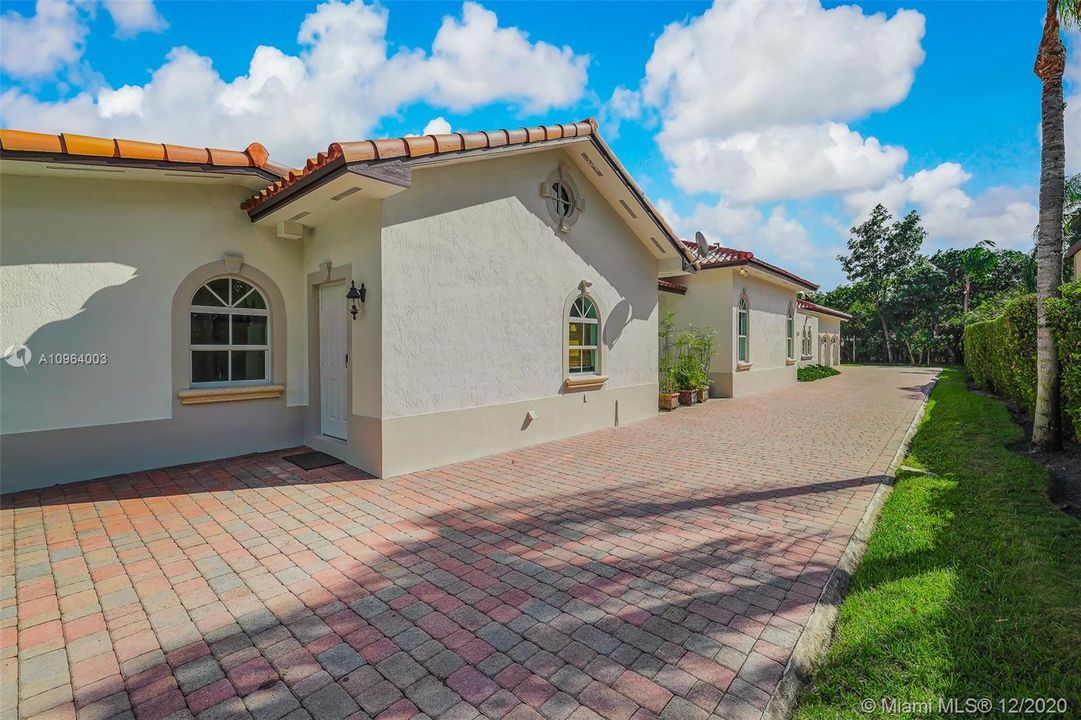 Недавно продано: $2,385,000 (6 спален, 4 ванн, 5755 Квадратных фут)