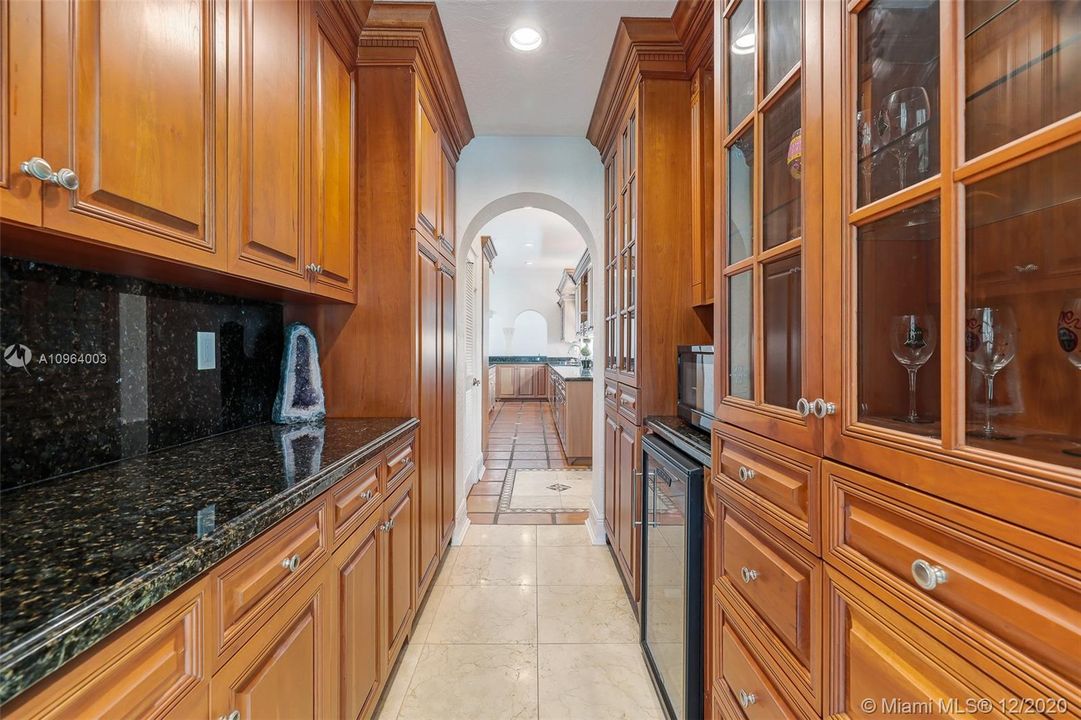 Недавно продано: $2,385,000 (6 спален, 4 ванн, 5755 Квадратных фут)