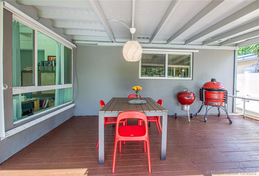 Vendido Recientemente: $649,900 (2 camas, 2 baños, 2016 Pies cuadrados)