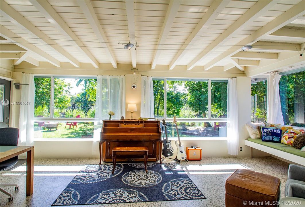 Vendido Recientemente: $649,900 (2 camas, 2 baños, 2016 Pies cuadrados)
