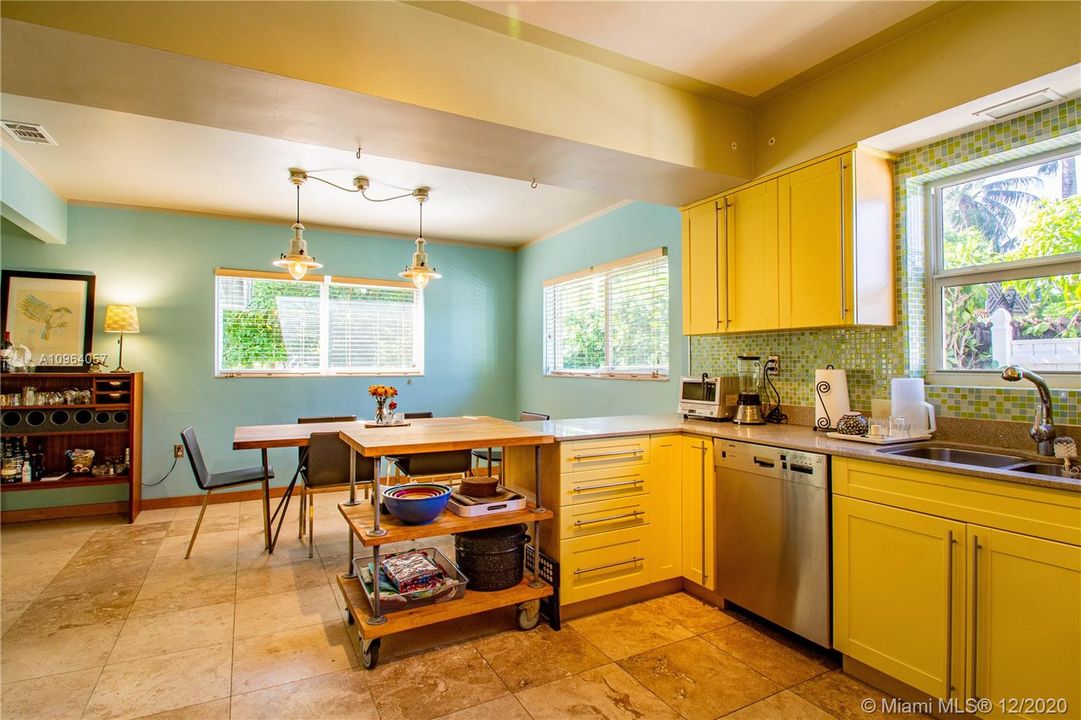 Vendido Recientemente: $649,900 (2 camas, 2 baños, 2016 Pies cuadrados)