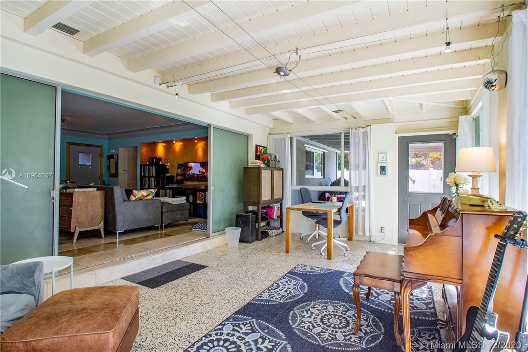 Vendido Recientemente: $649,900 (2 camas, 2 baños, 2016 Pies cuadrados)