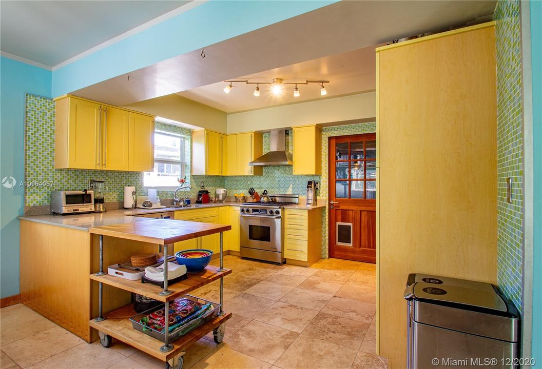 Vendido Recientemente: $649,900 (2 camas, 2 baños, 2016 Pies cuadrados)