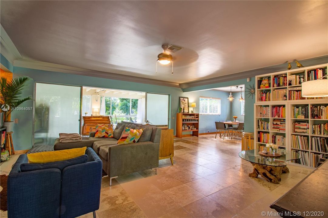 Vendido Recientemente: $649,900 (2 camas, 2 baños, 2016 Pies cuadrados)