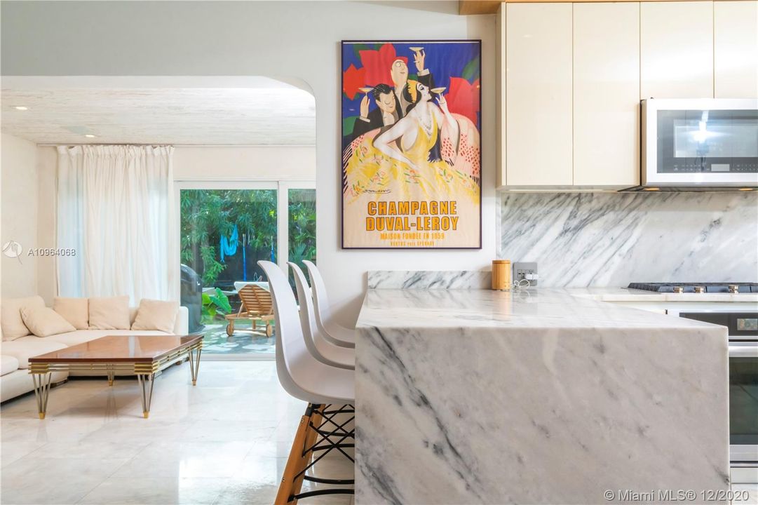 Recientemente alquilado: $9,750 (4 camas, 4 baños, 2027 Pies cuadrados)