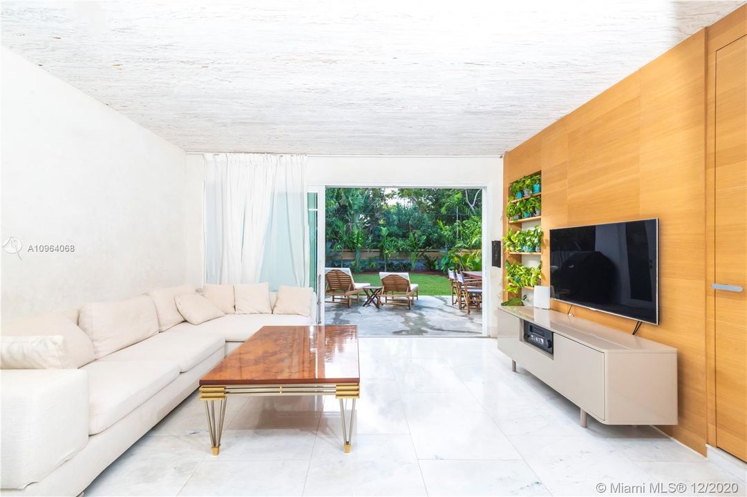 Recientemente alquilado: $9,750 (4 camas, 4 baños, 2027 Pies cuadrados)