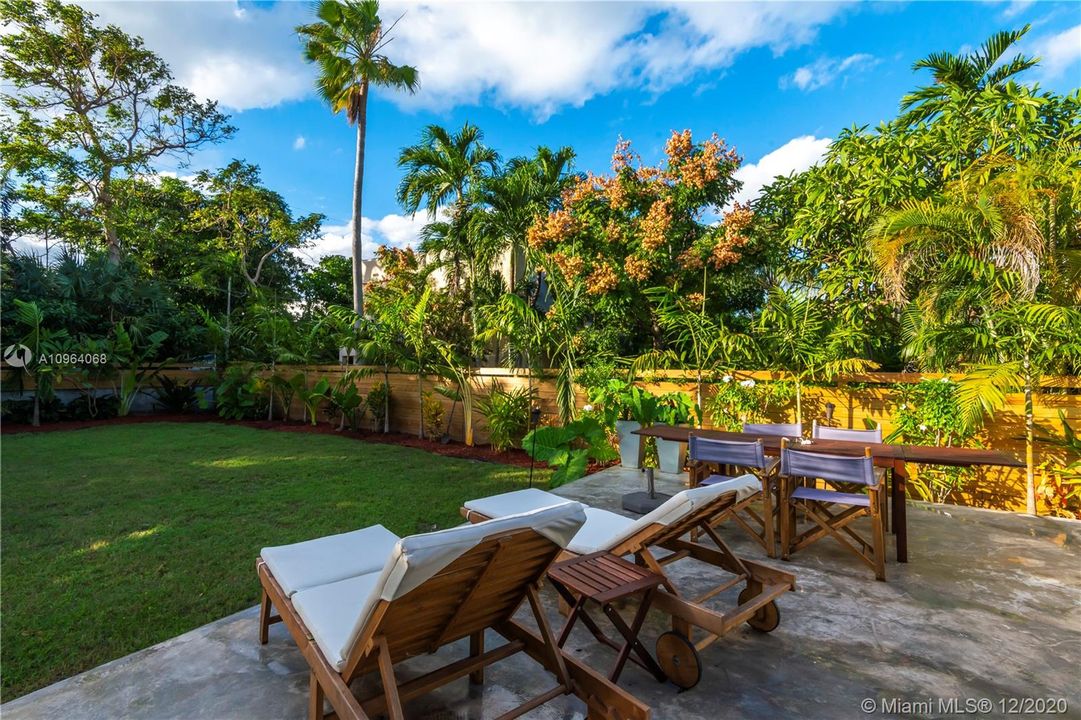 Recientemente alquilado: $9,750 (4 camas, 4 baños, 2027 Pies cuadrados)