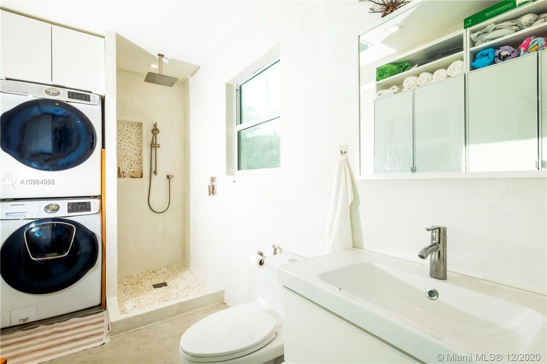 Cabana bath and laundry