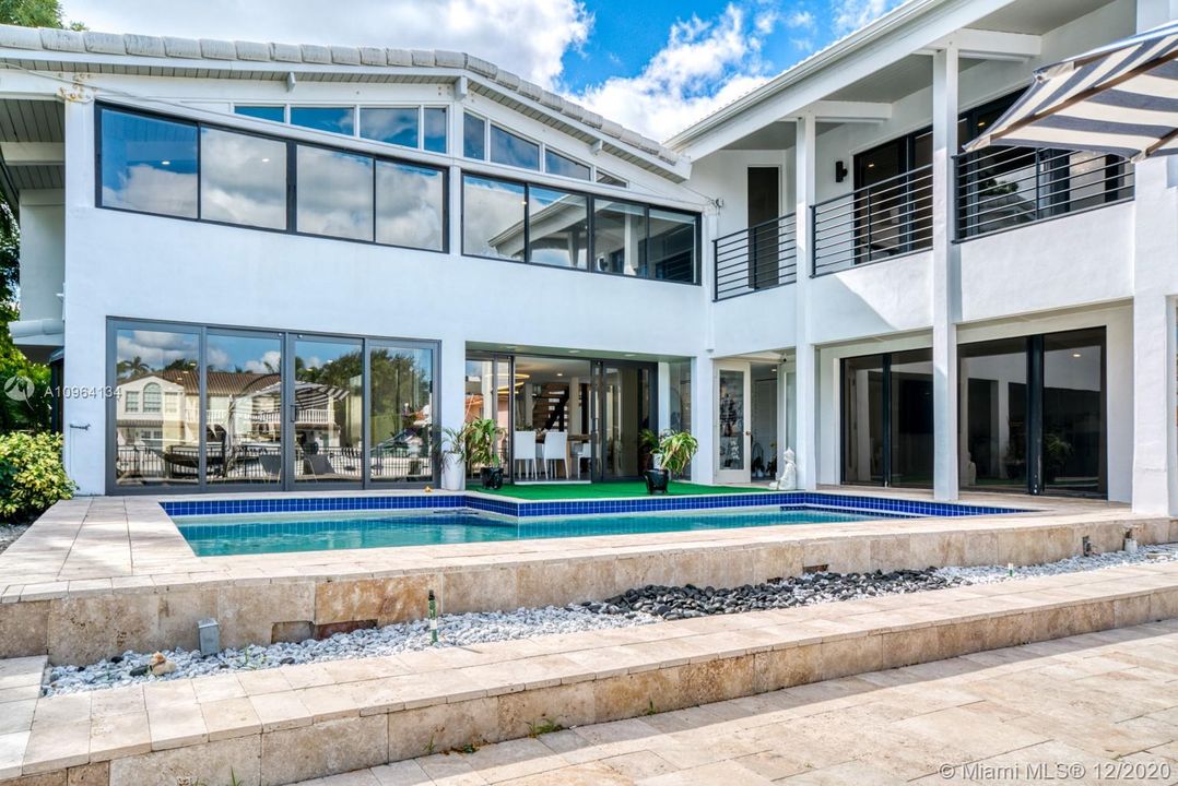 Недавно продано: $2,999,999 (5 спален, 4 ванн, 4062 Квадратных фут)
