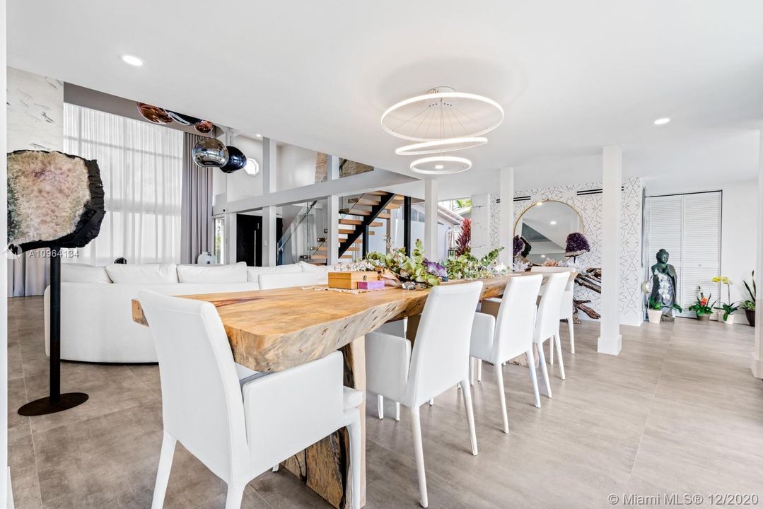 Недавно продано: $2,999,999 (5 спален, 4 ванн, 4062 Квадратных фут)