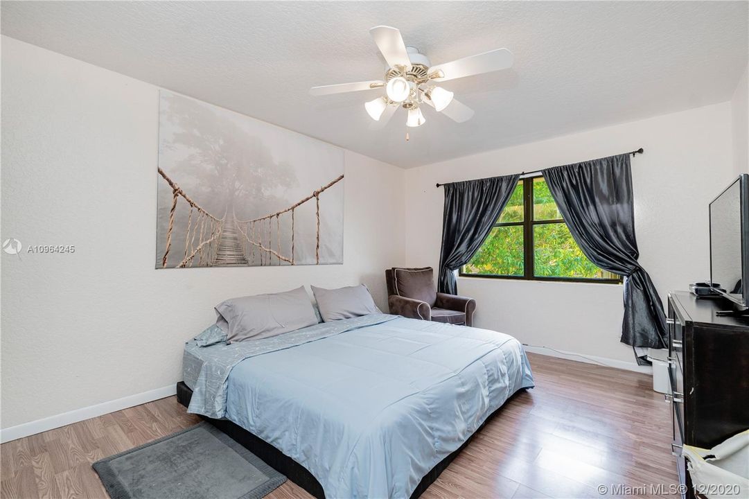 upstairs bedroom 4 - master bedroom