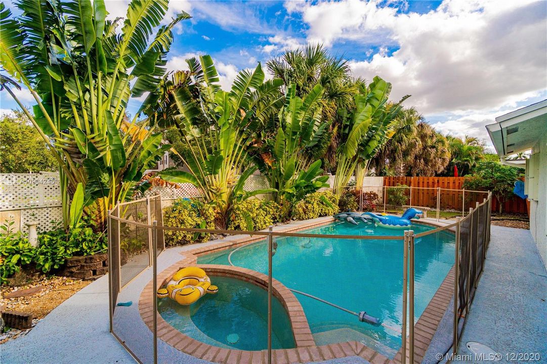 Recently Sold: $499,999 (5 beds, 3 baths, 2462 Square Feet)
