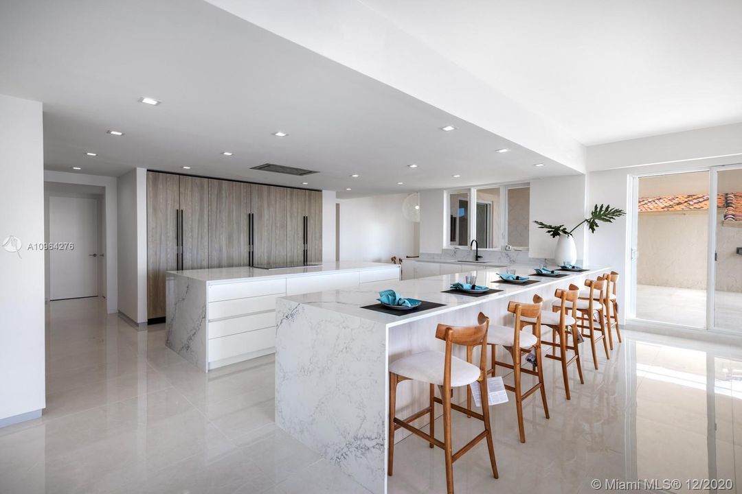 Recently Sold: $10,350,000 (5 beds, 5 baths, 6170 Square Feet)