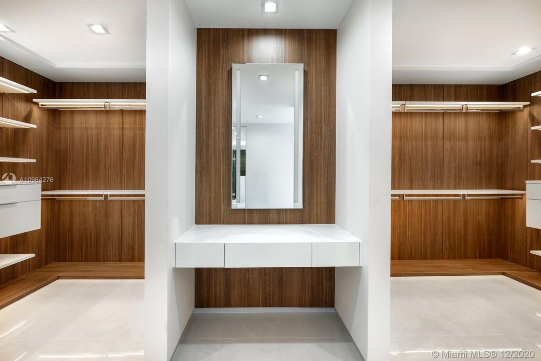 Recently Sold: $10,350,000 (5 beds, 5 baths, 6170 Square Feet)