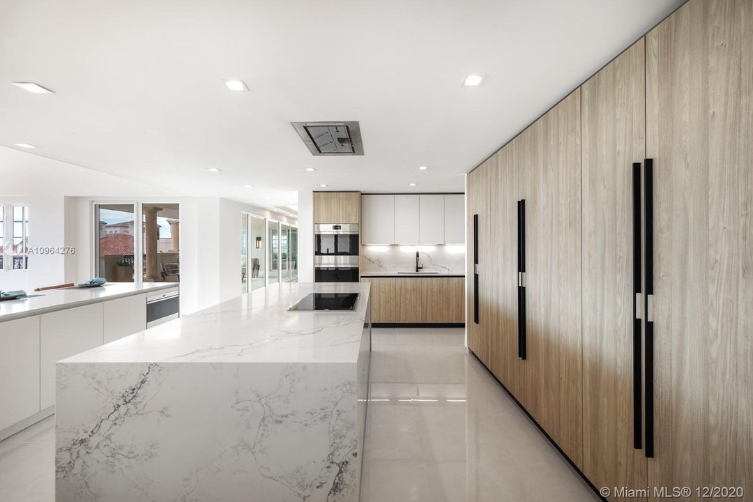 Recently Sold: $10,350,000 (5 beds, 5 baths, 6170 Square Feet)