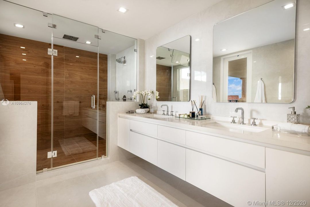 Recently Sold: $10,350,000 (5 beds, 5 baths, 6170 Square Feet)