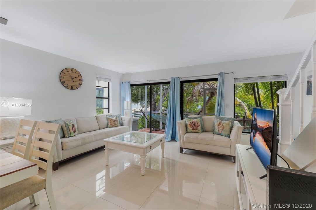 Recently Sold: $419,000 (2 beds, 2 baths, 918 Square Feet)