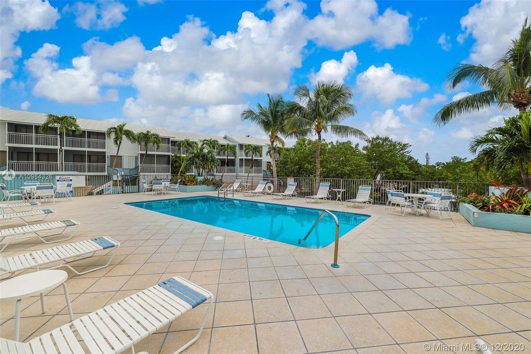 Recently Sold: $419,000 (2 beds, 2 baths, 918 Square Feet)