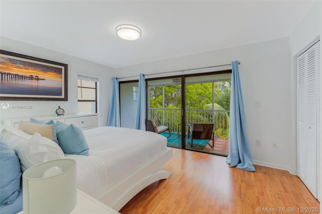 Recently Sold: $419,000 (2 beds, 2 baths, 918 Square Feet)