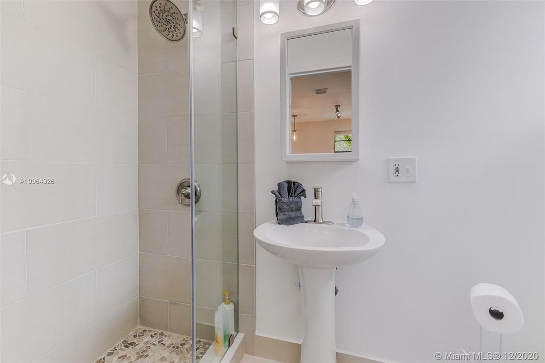 Recently Sold: $419,000 (2 beds, 2 baths, 918 Square Feet)