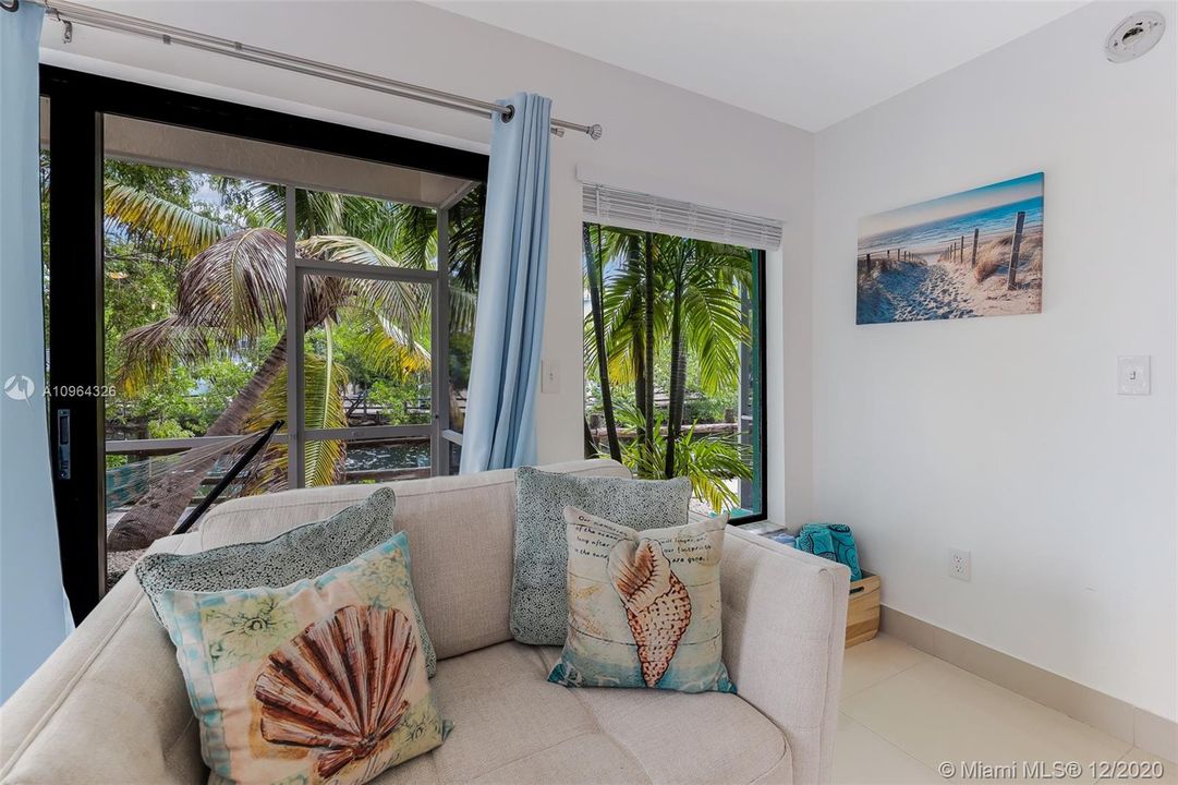 Recently Sold: $419,000 (2 beds, 2 baths, 918 Square Feet)