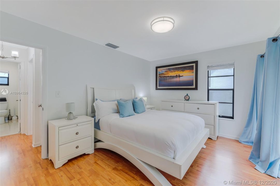 Recently Sold: $419,000 (2 beds, 2 baths, 918 Square Feet)