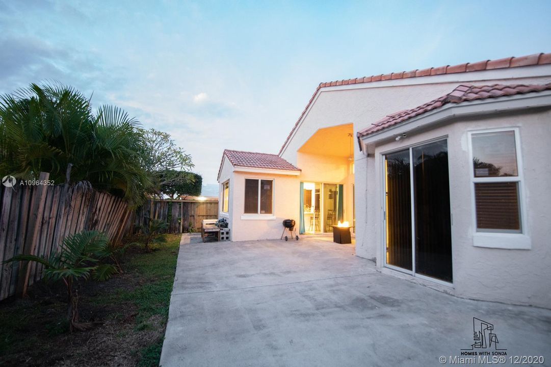 Vendido Recientemente: $399,999 (3 camas, 2 baños, 1769 Pies cuadrados)