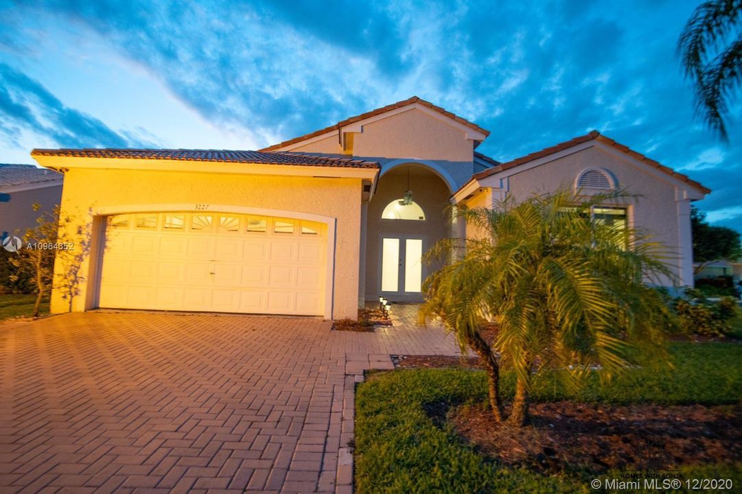 Vendido Recientemente: $399,999 (3 camas, 2 baños, 1769 Pies cuadrados)