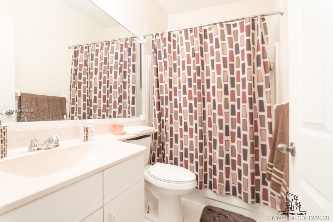 Vendido Recientemente: $399,999 (3 camas, 2 baños, 1769 Pies cuadrados)