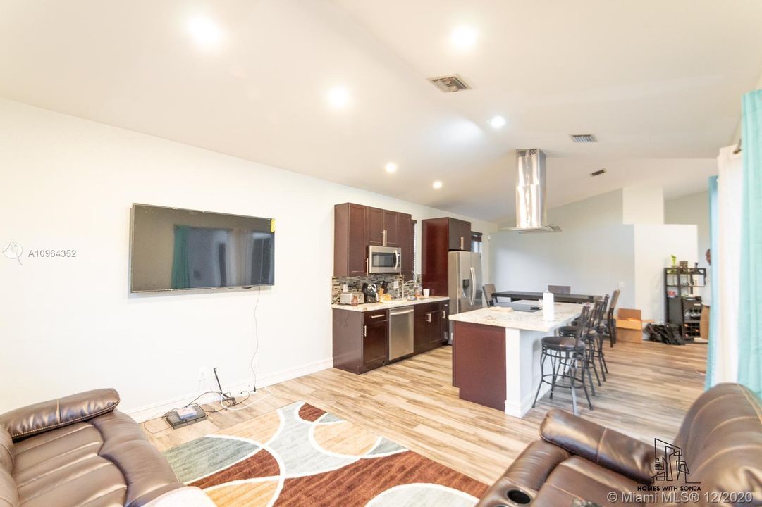 Vendido Recientemente: $399,999 (3 camas, 2 baños, 1769 Pies cuadrados)
