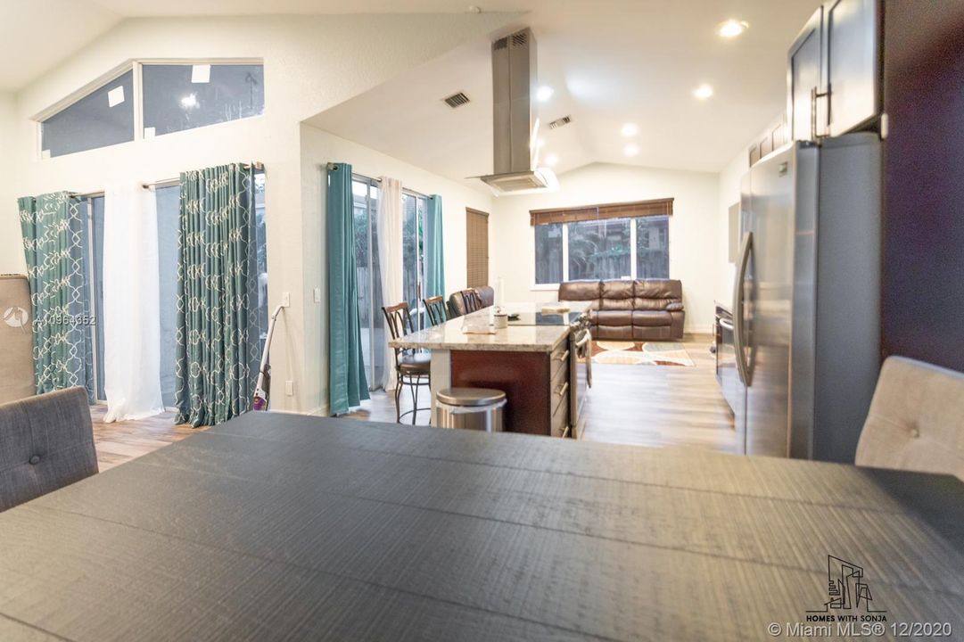 Vendido Recientemente: $399,999 (3 camas, 2 baños, 1769 Pies cuadrados)