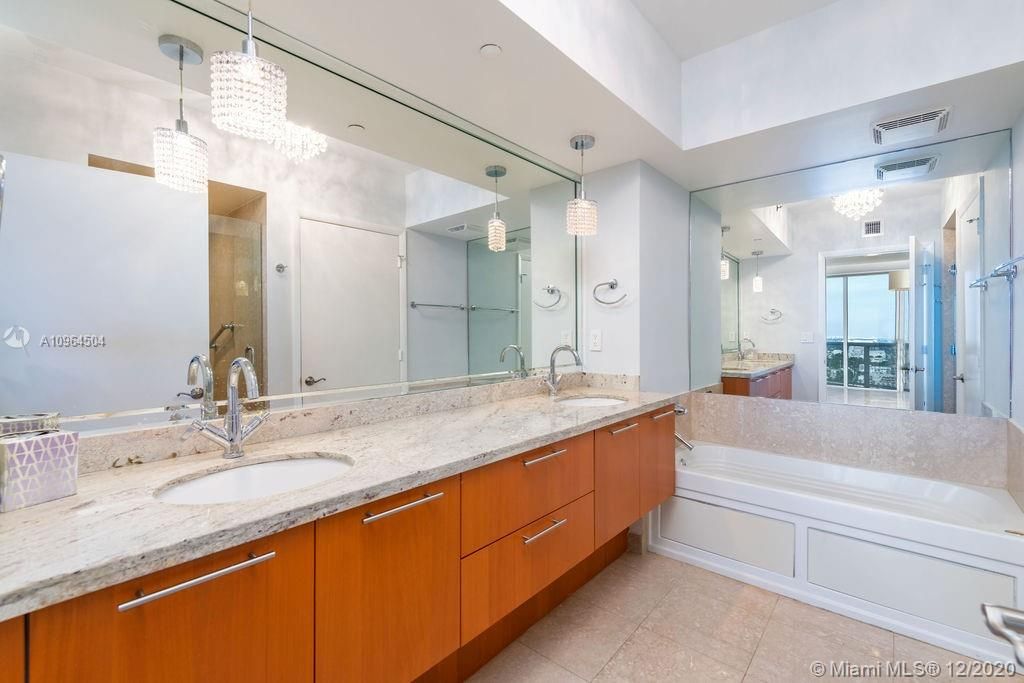Recently Sold: $1,650,000 (2 beds, 2 baths, 1437 Square Feet)