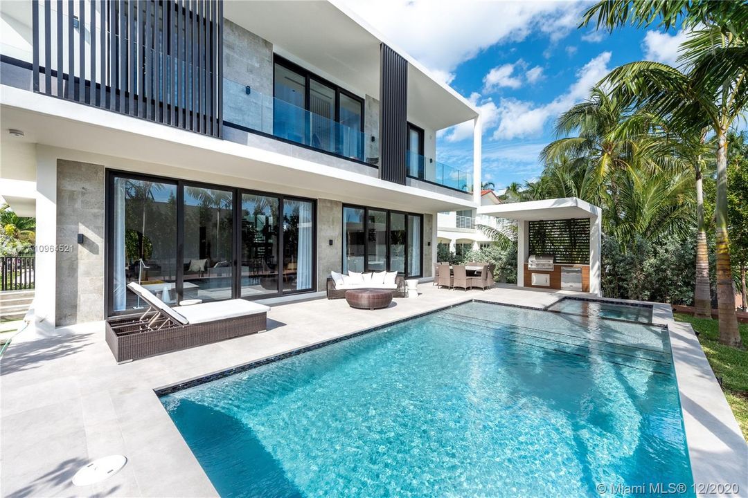 Vendido Recientemente: $5,950,000 (6 camas, 6 baños, 4614 Pies cuadrados)