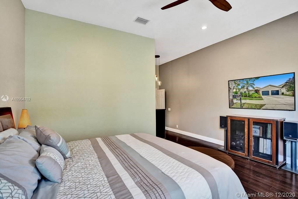 Recently Sold: $665,000 (4 beds, 2 baths, 2737 Square Feet)