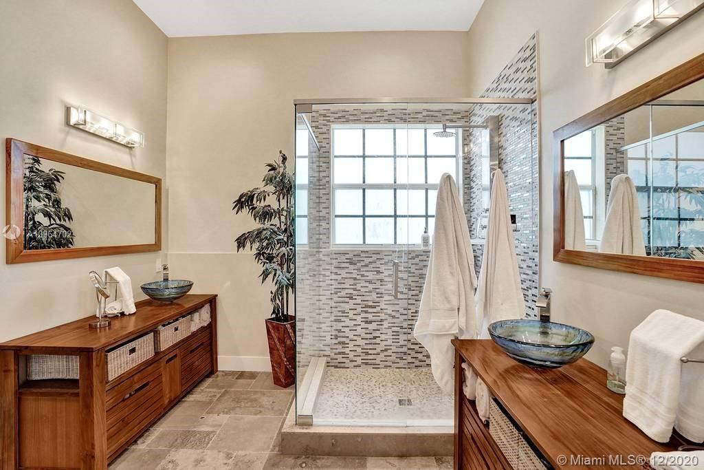 Recently Sold: $665,000 (4 beds, 2 baths, 2737 Square Feet)