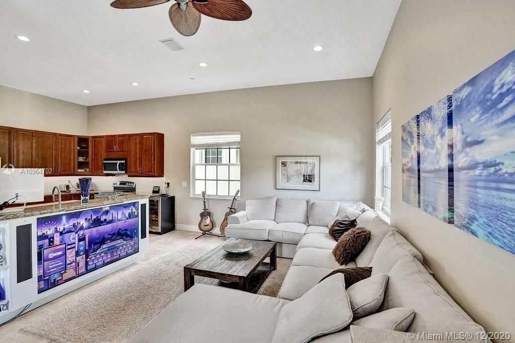 Recently Sold: $665,000 (4 beds, 2 baths, 2737 Square Feet)