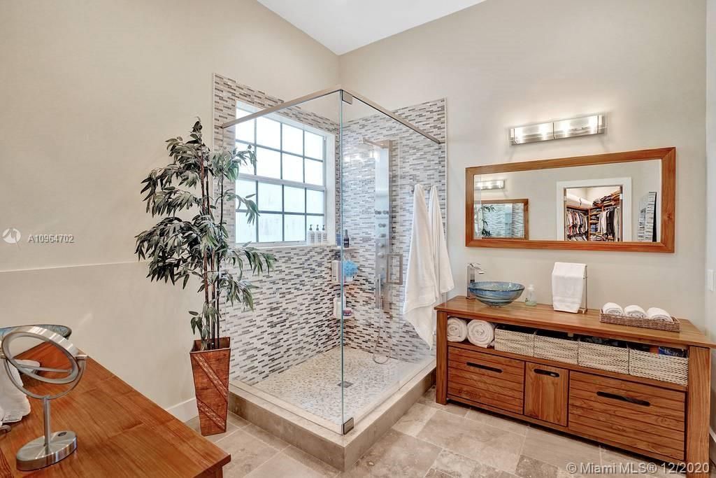 Recently Sold: $665,000 (4 beds, 2 baths, 2737 Square Feet)