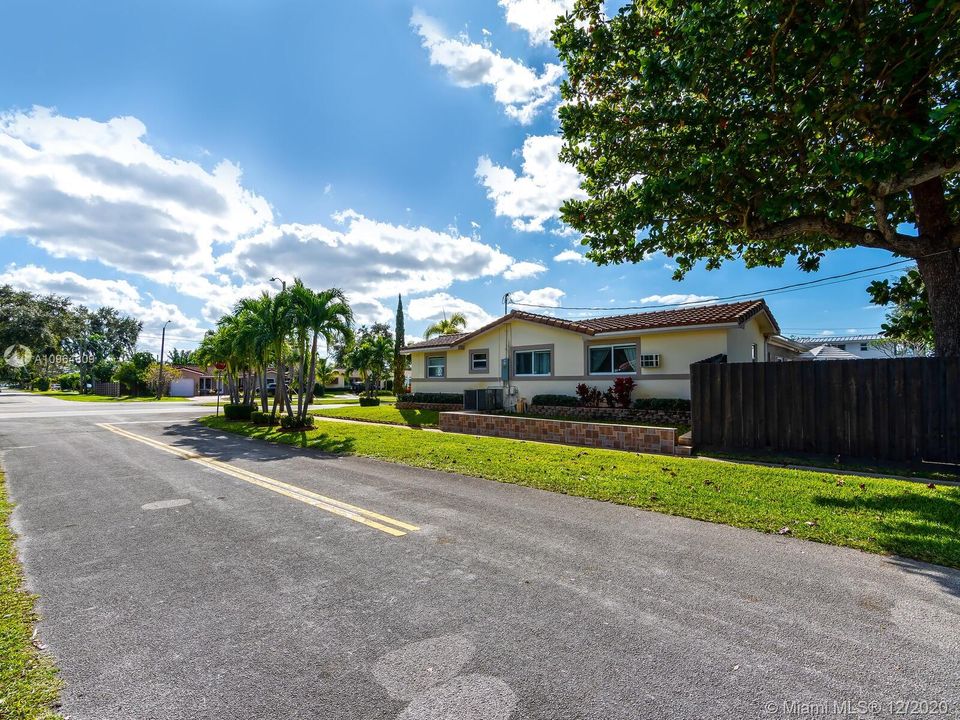 Recently Sold: $525,000 (3 beds, 2 baths, 2038 Square Feet)