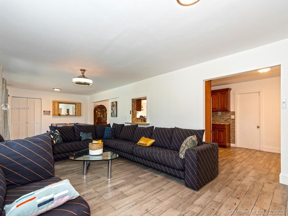 Recently Sold: $525,000 (3 beds, 2 baths, 2038 Square Feet)