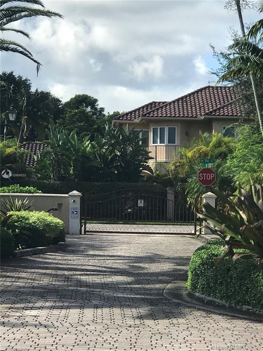 Recently Rented: $3,200 (3 beds, 2 baths, 2452 Square Feet)