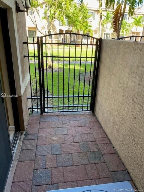Vendido Recientemente: $179,000 (2 camas, 2 baños, 1139 Pies cuadrados)