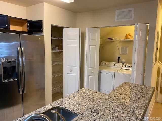 Vendido Recientemente: $179,000 (2 camas, 2 baños, 1139 Pies cuadrados)