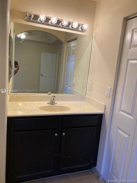 Vendido Recientemente: $179,000 (2 camas, 2 baños, 1139 Pies cuadrados)