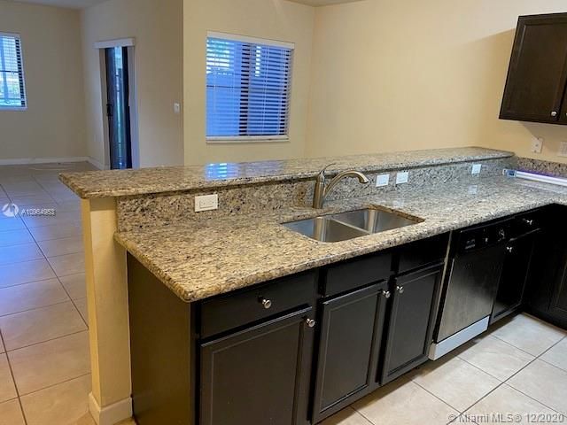 Vendido Recientemente: $179,000 (2 camas, 2 baños, 1139 Pies cuadrados)