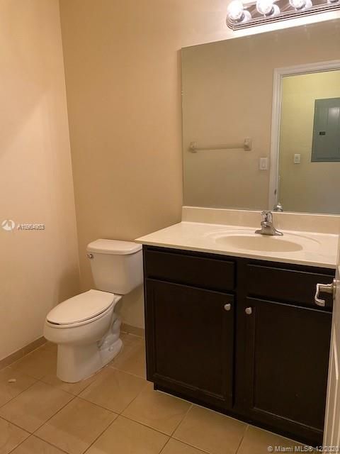 Vendido Recientemente: $179,000 (2 camas, 2 baños, 1139 Pies cuadrados)