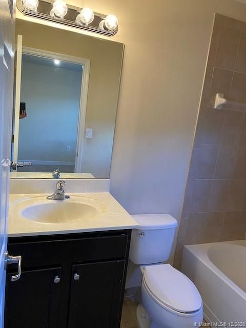 Vendido Recientemente: $179,000 (2 camas, 2 baños, 1139 Pies cuadrados)