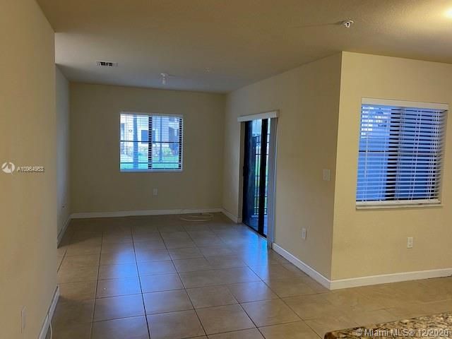 Vendido Recientemente: $179,000 (2 camas, 2 baños, 1139 Pies cuadrados)