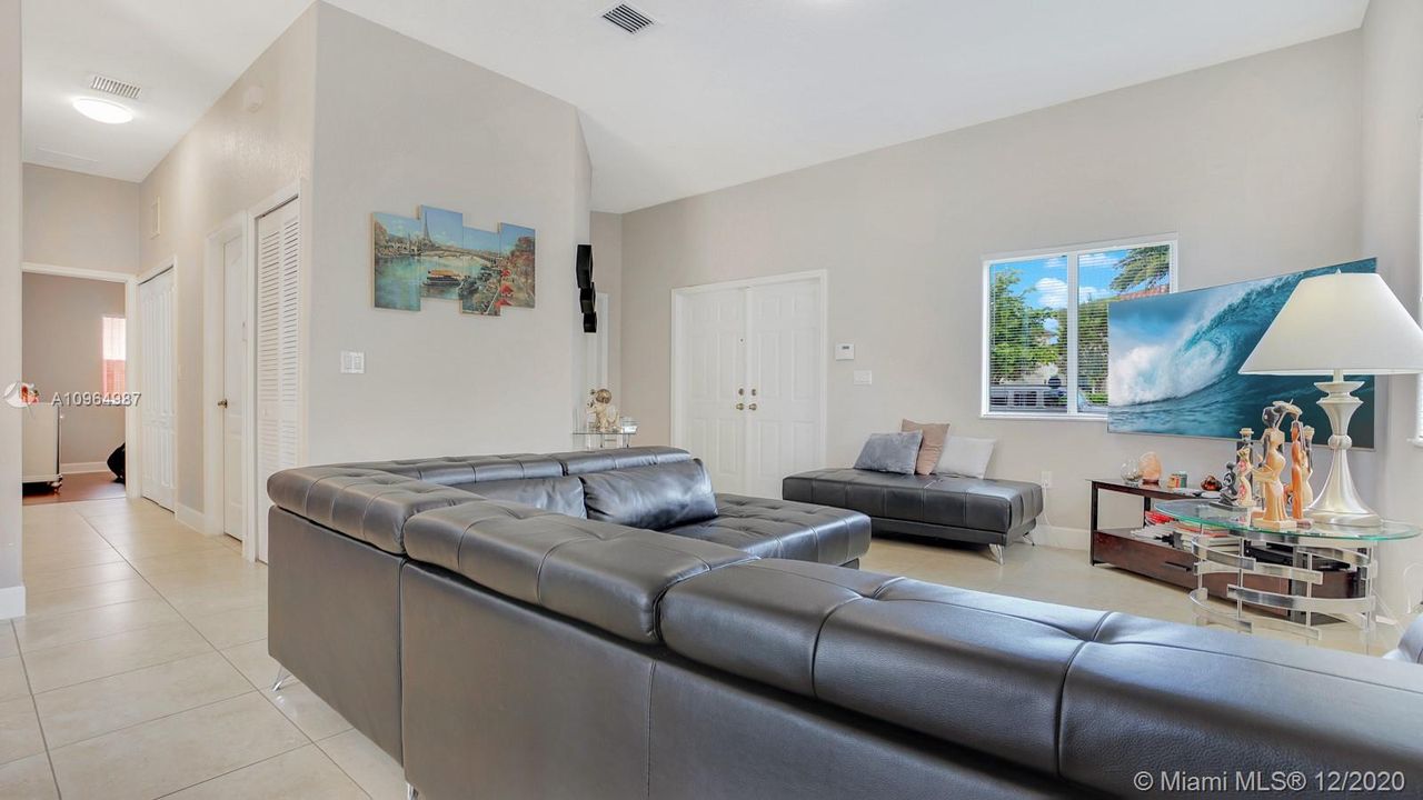 Recently Sold: $399,000 (3 beds, 2 baths, 1340 Square Feet)