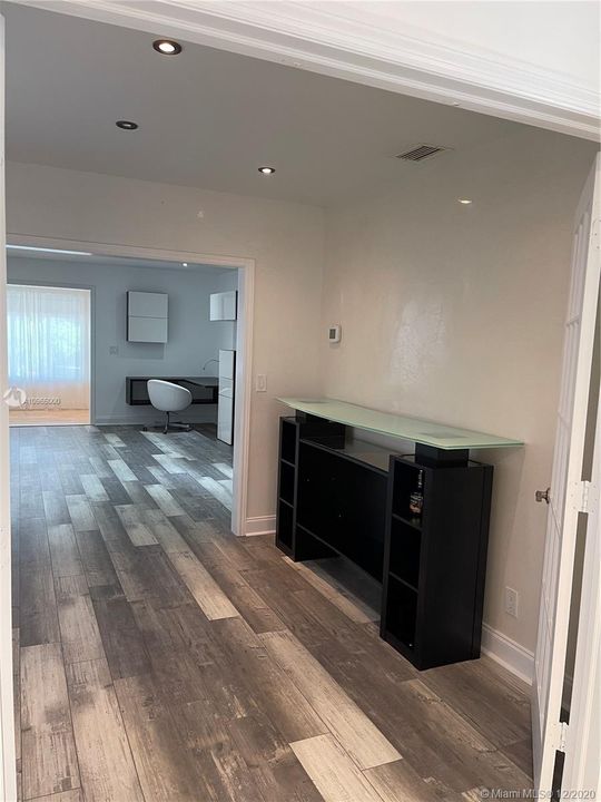 Open and bright dinning room